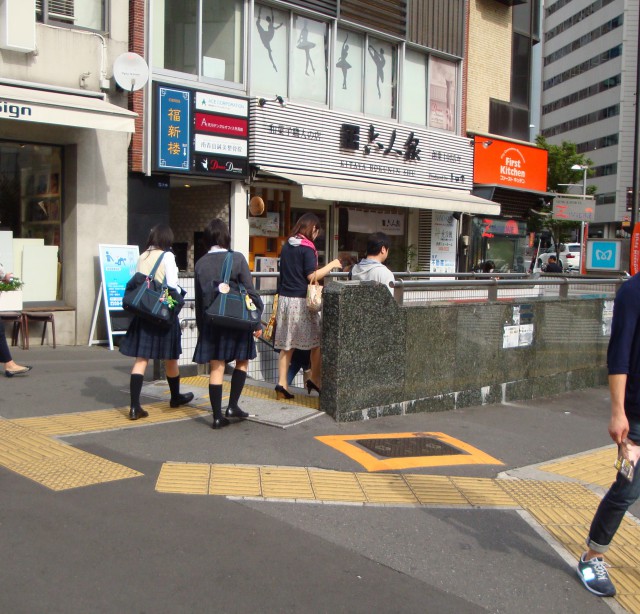 外苑前駅からのアクセス 外苑前の整体なら医師も推薦するクチコミno1の青山色彩治療院